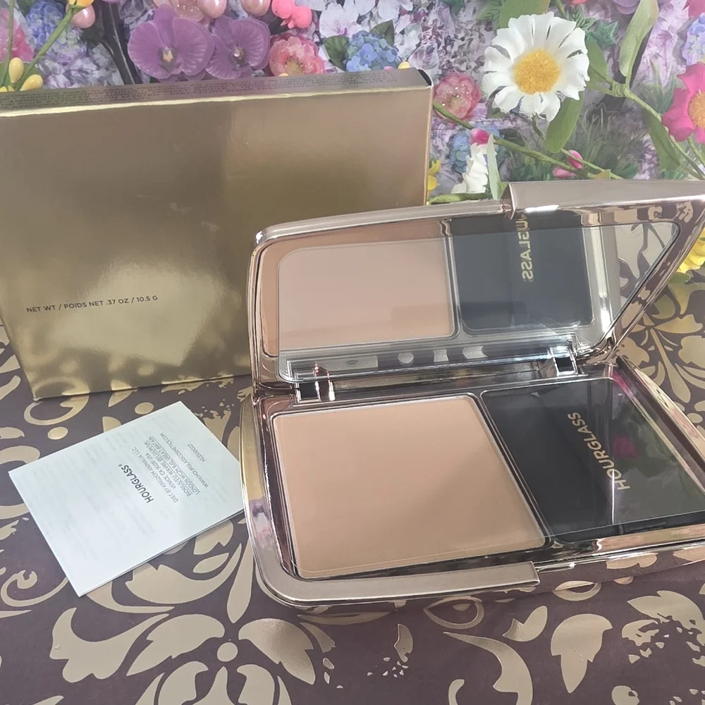*TAN Translucent : Hourglass Vanish Airbrush pressed powder compact.